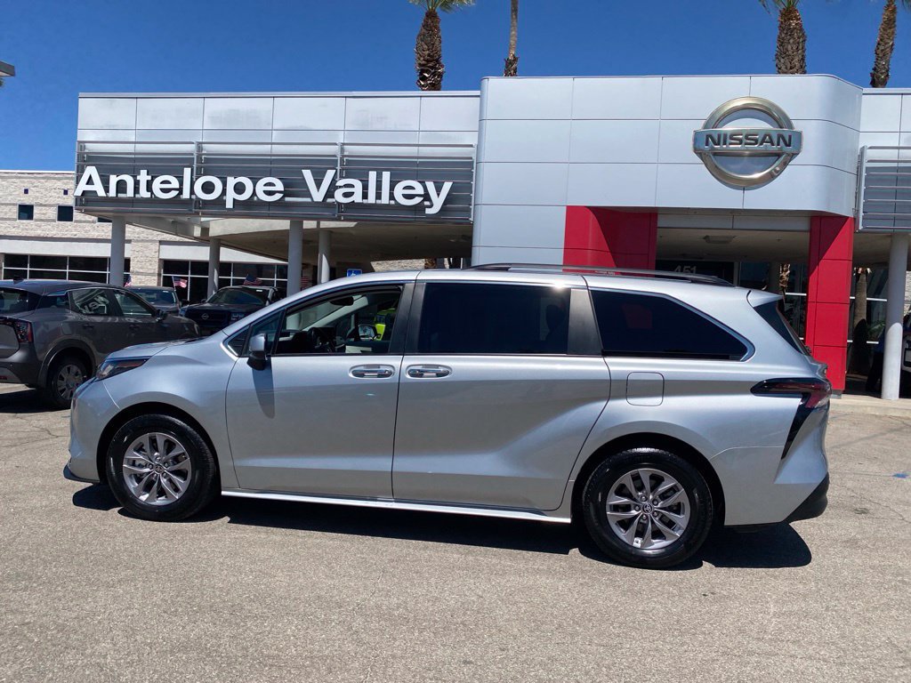 Used 2023 Toyota Sienna XLE FWD image 4