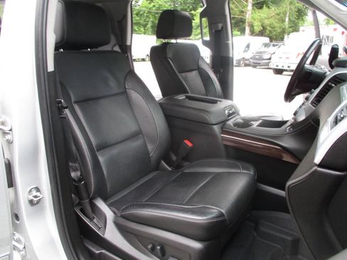 Used 2019 GMC Yukon SLT w/ Premium Edition AWD/4WD image 27