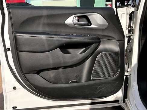 Used 2018 Chrysler Pacifica Touring-L Plus w/ Advanced Safetytec Group image 20