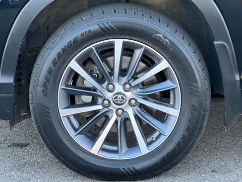 Used 2019 Toyota Highlander XLE AWD/4WD image 28