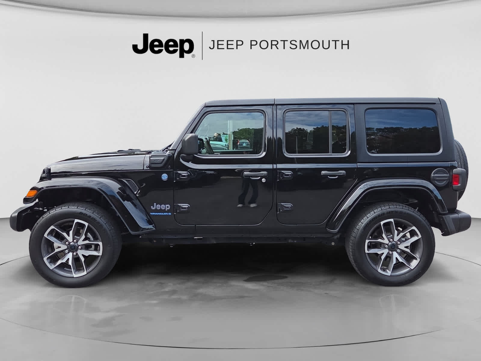Used 2024 Jeep Wrangler Unlimited w/ Convenience Group AWD/4WD image 4