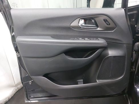 Used 2025 Chrysler Pacifica Select image 29
