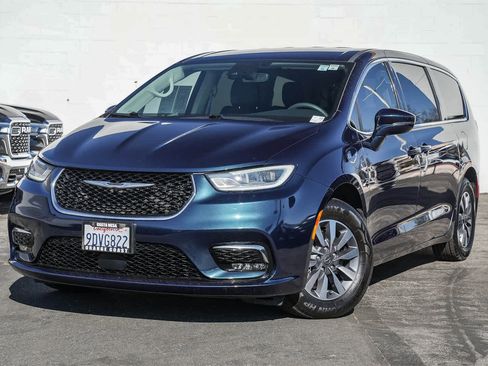 Used 2022 Chrysler Pacifica Touring-L image 1