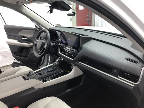 Used 2024 Toyota Grand Highlander XLE image 16