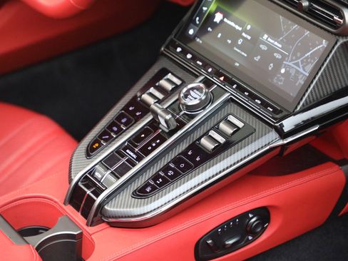 Used 2026 Aston Martin V8 Vantage Roadster image 36