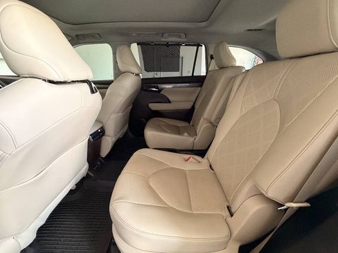 Used 2021 Toyota Highlander Platinum FWD image 20