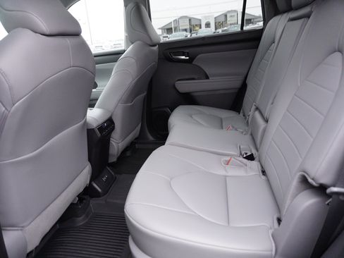 New 2026 Toyota Highlander XLE image 15