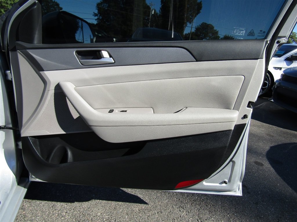 Used 2015 Hyundai Sonata SE w/ Option Group 09 FWD image 16