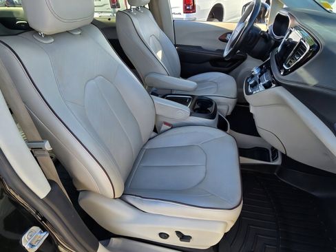 Used 2020 Chrysler Pacifica Limited image 19