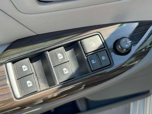 Used 2017 Toyota Sienna XLE w/ XLE Navigation Package FWD image 23