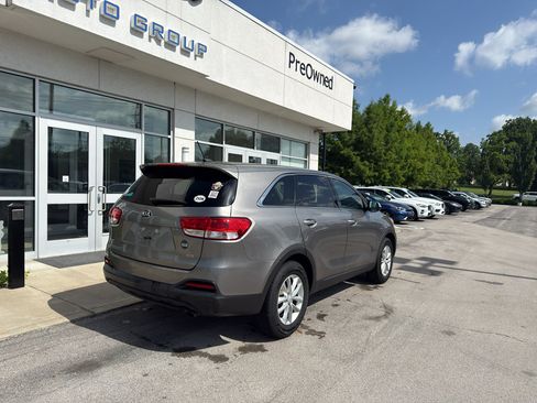 Used 2017 Kia Sorento L FWD image 3
