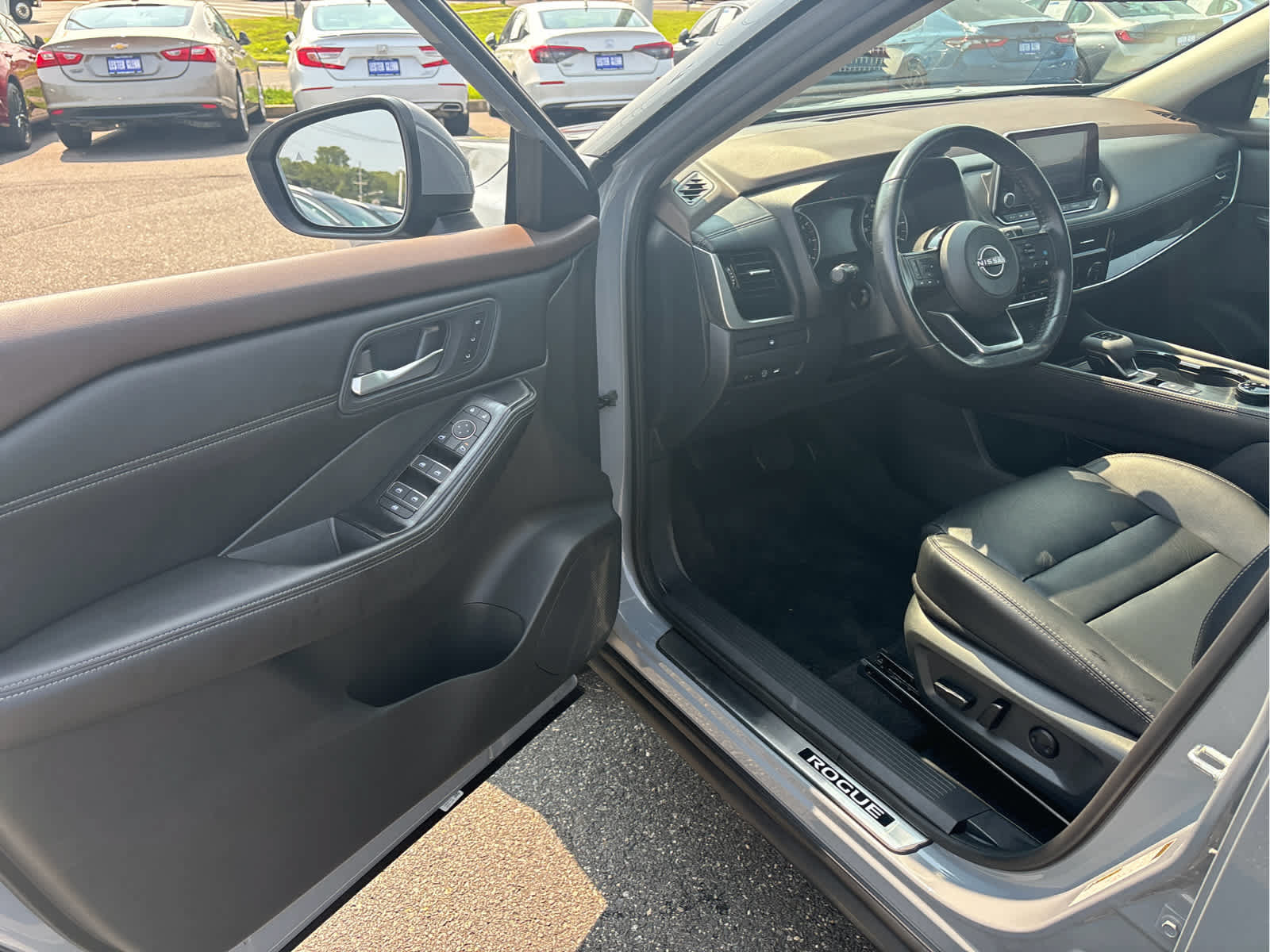 Used 2023 Nissan Rogue SL AWD/4WD image 6