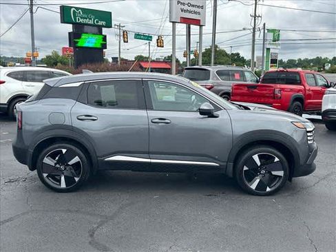 Used 2025 Nissan Kicks SR w/ SR Premium Package FWD image 2