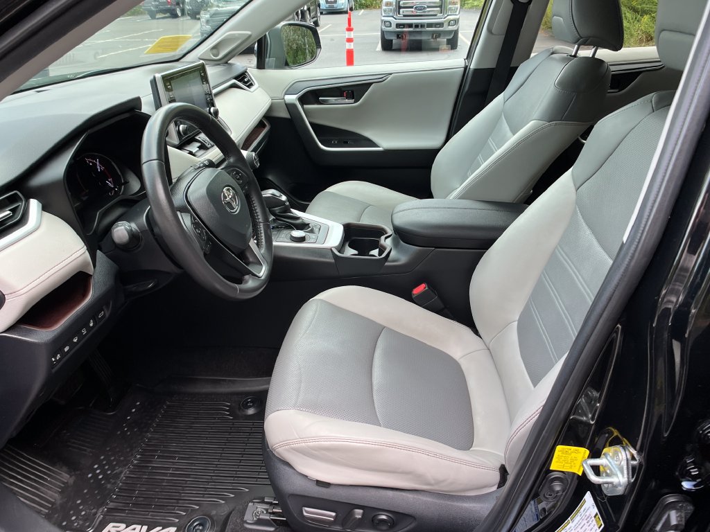 Used 2020 Toyota RAV4 Limited AWD/4WD image 9