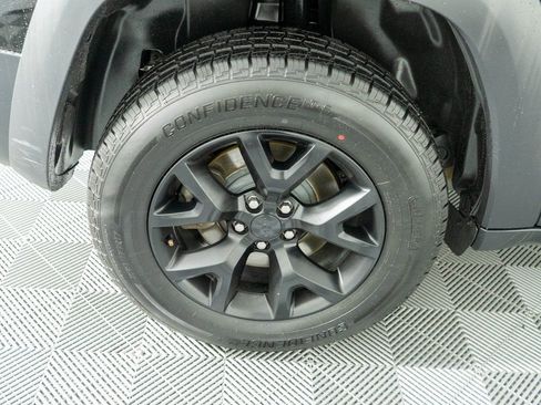 Used 2018 Jeep Cherokee Trailhawk w/ Cold Weather Group image 28