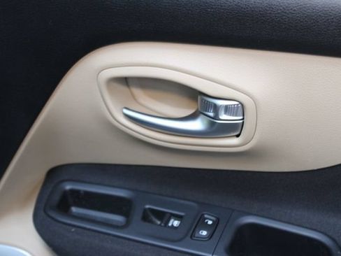 Used 2015 Jeep Renegade Latitude FWD image 9