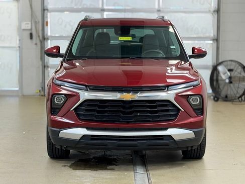 Used 2025 Chevrolet TrailBlazer LT AWD/4WD image 2