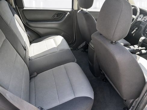 Used 2005 Ford Escape XLS AWD/4WD image 8