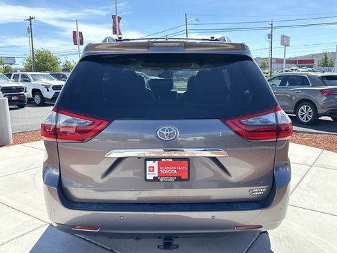 Used 2020 Toyota Sienna Limited Premium w/ Carpet Mat Package AWD/4WD image 4