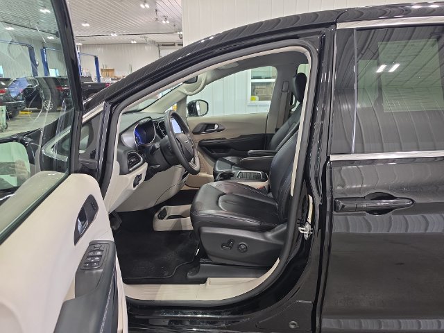 Used 2024 Chrysler Pacifica Touring-L FWD image 23