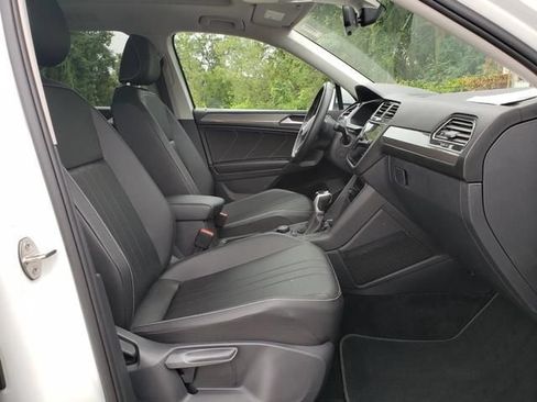 Used 2023 Volkswagen Tiguan SE w/ Panoramic Sunroof Package AWD/4WD image 19