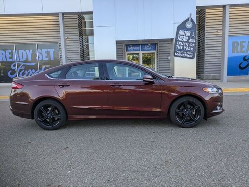 Used 2016 Ford Fusion SE FWD image 4