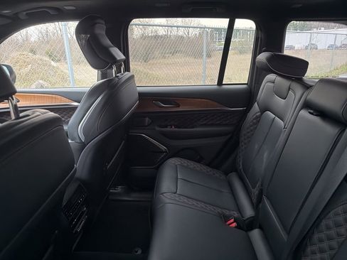 Used 2024 Jeep Grand Cherokee Summit image 9