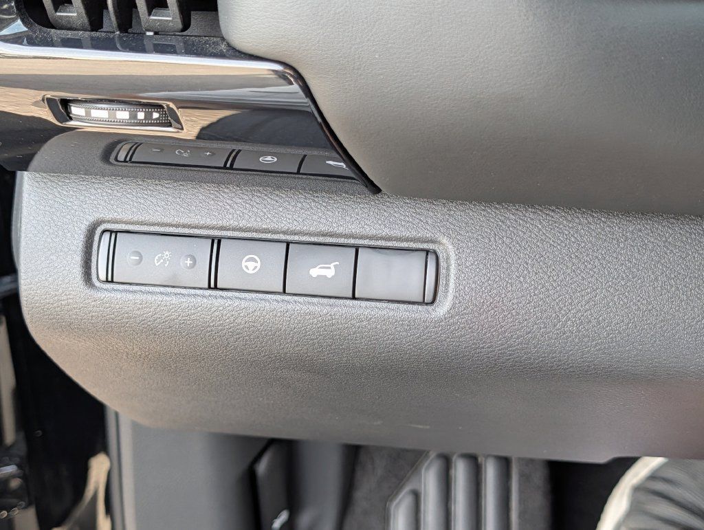 Used 2026 Nissan Pathfinder SV FWD image 23
