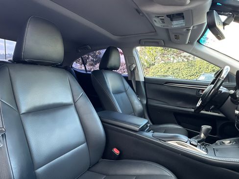 Used 2016 Lexus ES 300h image 31