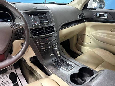 Used 2019 Lincoln MKT AWD image 25