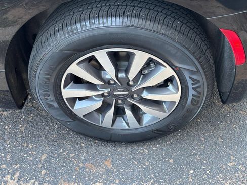 Used 2023 Chrysler Pacifica Touring-L FWD image 32