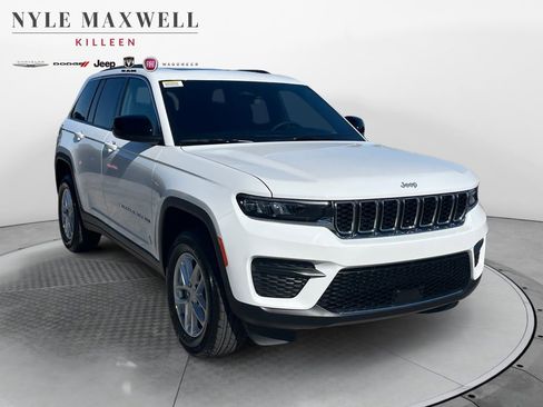 New 2025 Jeep Grand Cherokee Laredo image 2