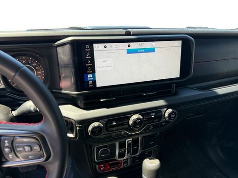 Used 2024 Jeep Gladiator Rubicon AWD/4WD image 12