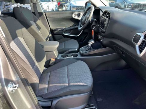 Used 2025 Kia Soul LX w/ LX Technology Package FWD image 12