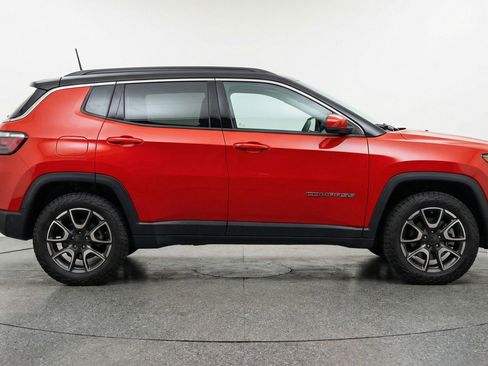 Used 2025 Jeep Compass Trailhawk image 9
