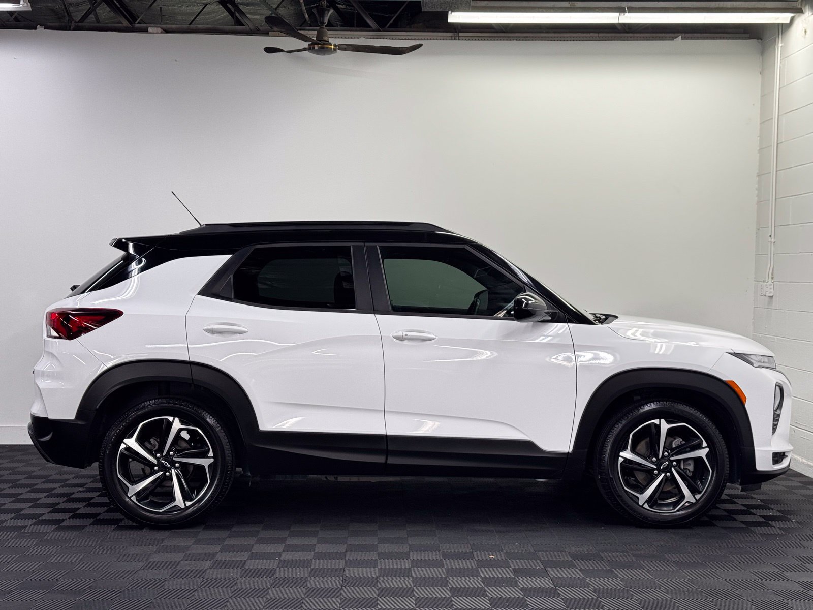 Used 2021 Chevrolet TrailBlazer RS w/ Sun and Liftgate Package FWD image 4