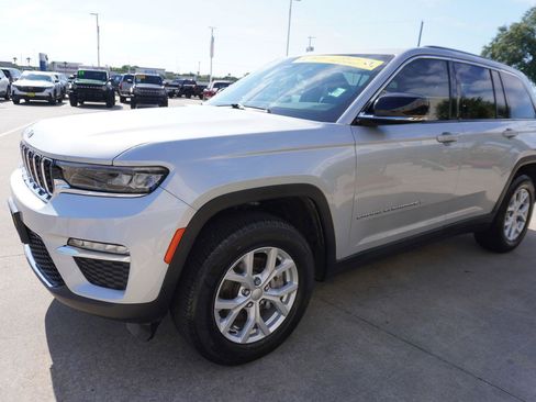 Used 2024 Jeep Grand Cherokee Limited RWD image 22