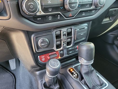 Used 2024 Jeep Gladiator Mojave AWD/4WD image 21
