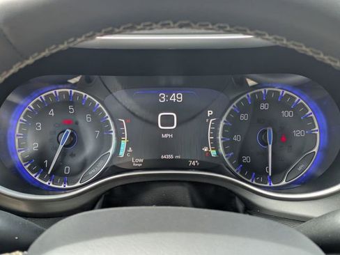 Used 2023 Chrysler Pacifica Touring-L FWD image 16
