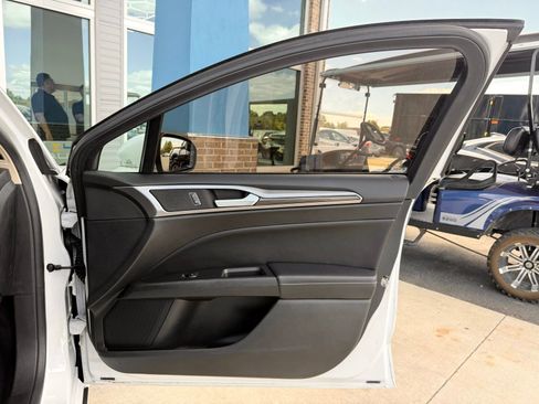 Used 2018 Ford Fusion SE w/ Equipment Group 602A FWD image 19