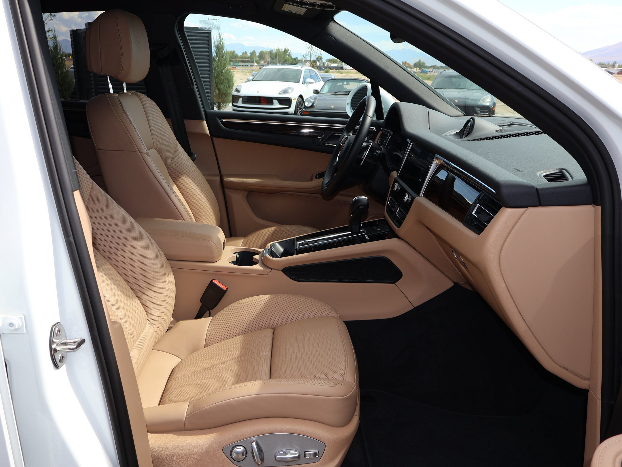 Certified 2026 Porsche Macan AWD/4WD image 32