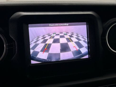 Used 2018 Jeep Wrangler Unlimited Sahara image 28