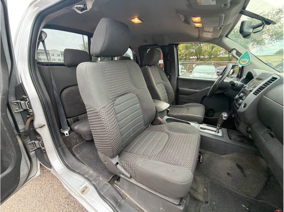 Used 2017 Nissan Frontier SV w/ SV Value Truck Package AWD/4WD image 4