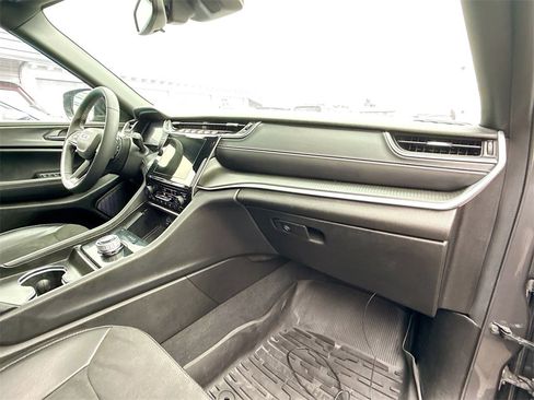 Used 2024 Jeep Grand Cherokee Altitude image 34