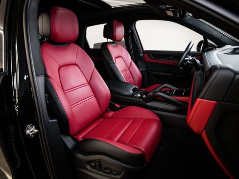 Used 2026 Porsche Cayenne GTS AWD/4WD image 29