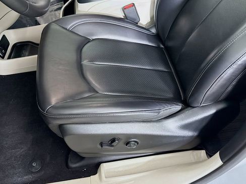 Used 2023 Chrysler Pacifica Touring-L AWD/4WD image 18