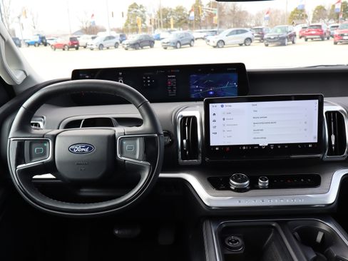 Used 2025 Ford Expedition Platinum image 15