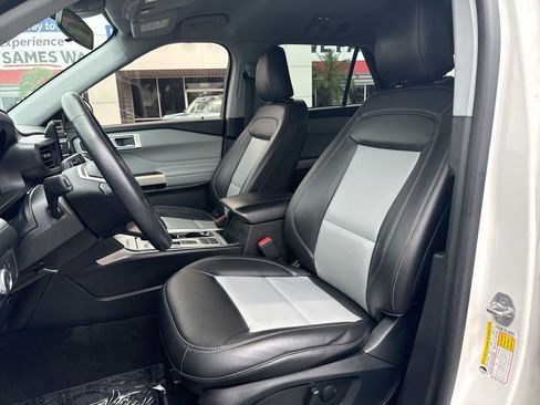 Used 2022 Ford Explorer XLT w/ Equipment Group 202A RWD image 14