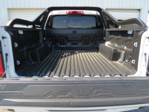 Used 2025 GMC Canyon AT4 w/ Nightfall Edition AWD/4WD image 16