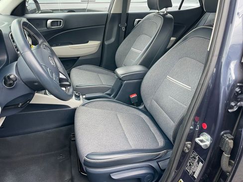 Used 2023 Hyundai Venue Limited w/ Cargo Package image 5